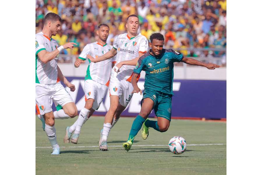 Le Mouloudia dans la cour des grands