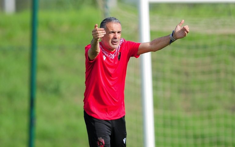 Lacet exige les trois points