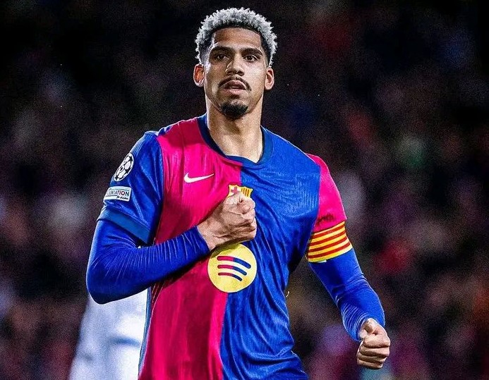 Mercato – Un transfert historique de Ronald Araujo pour relancer le Barça ?